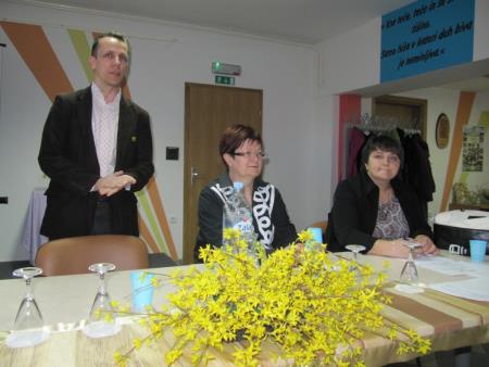 Okrogla miza Otrok v rejništvu = otrok med dvema družinama 8